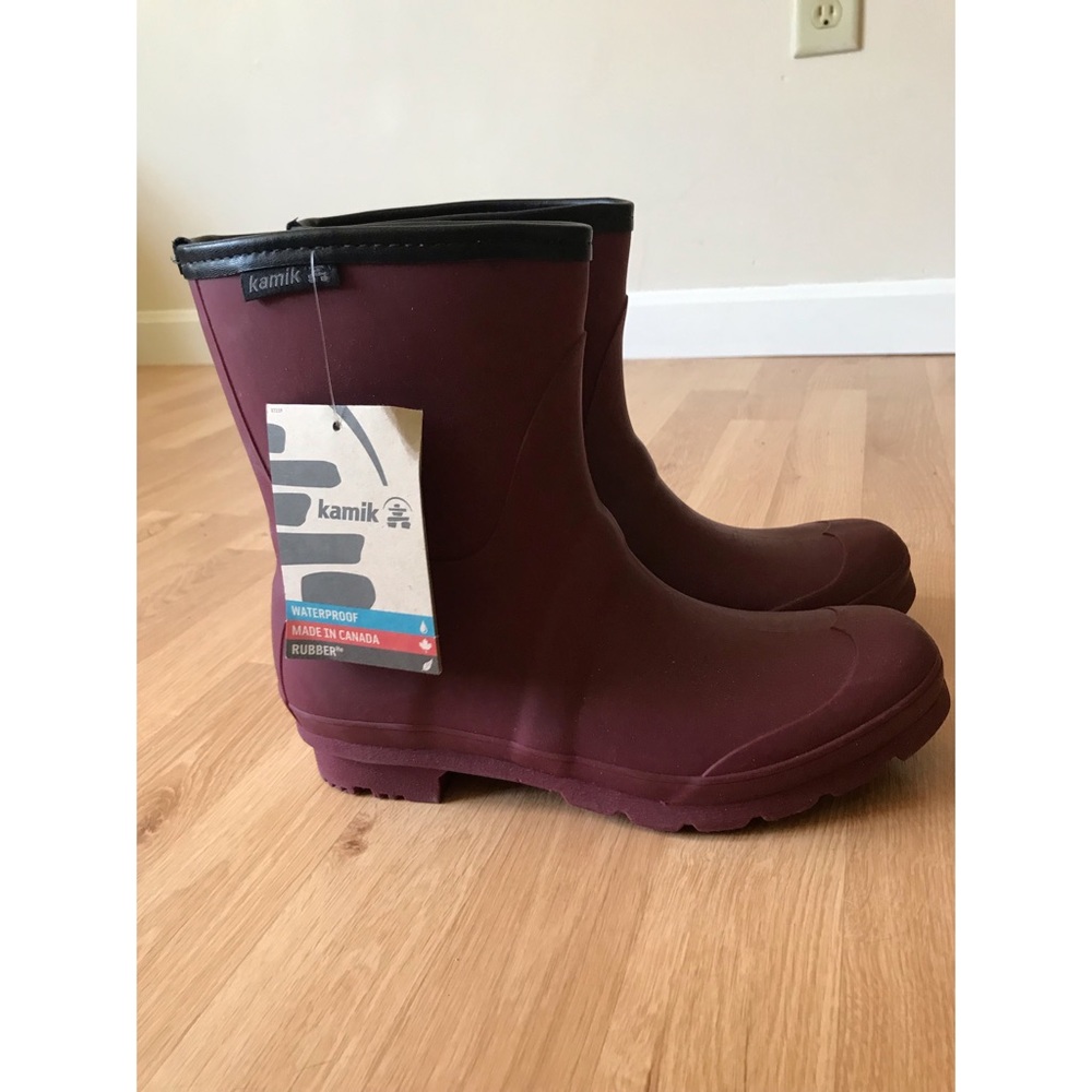 Short rain boots